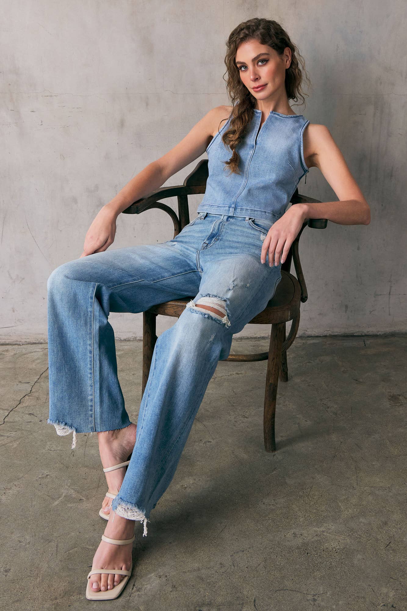 DISTRESSED DAD JEANS