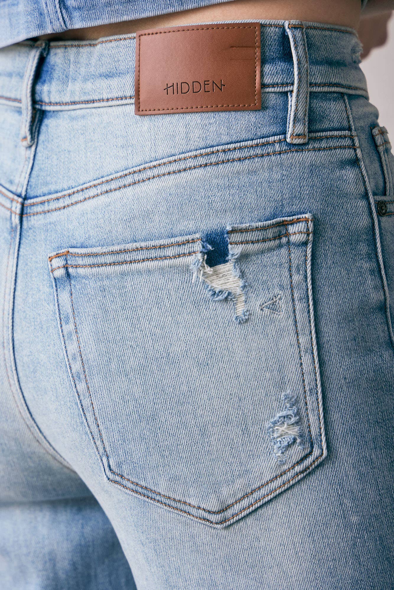 DISTRESSED DAD JEANS